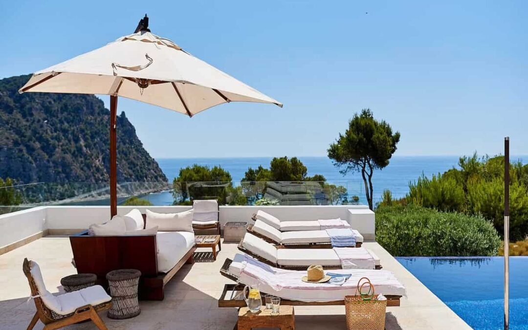 Where to stay in Ibiza: The beaches worth knowing and the villas right beside them 